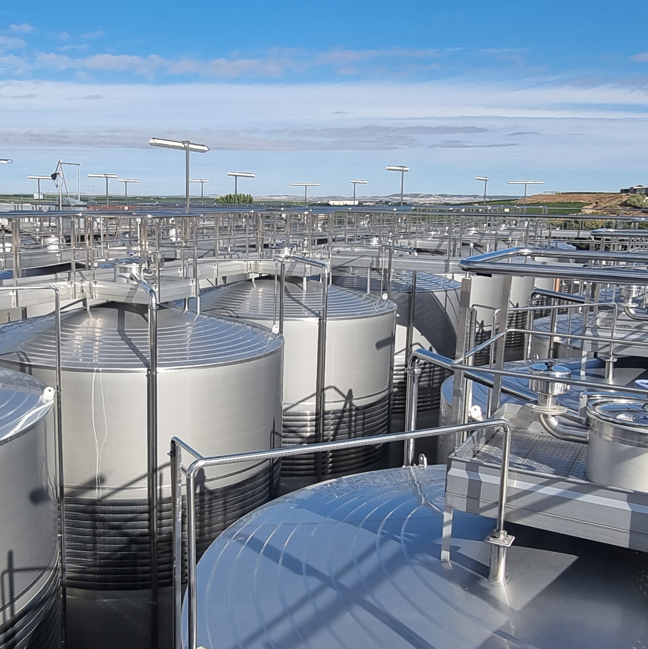 Instalaciones modernas de embotellado y almacén con temperatura controlada en la bodega Castillo Mudéjar