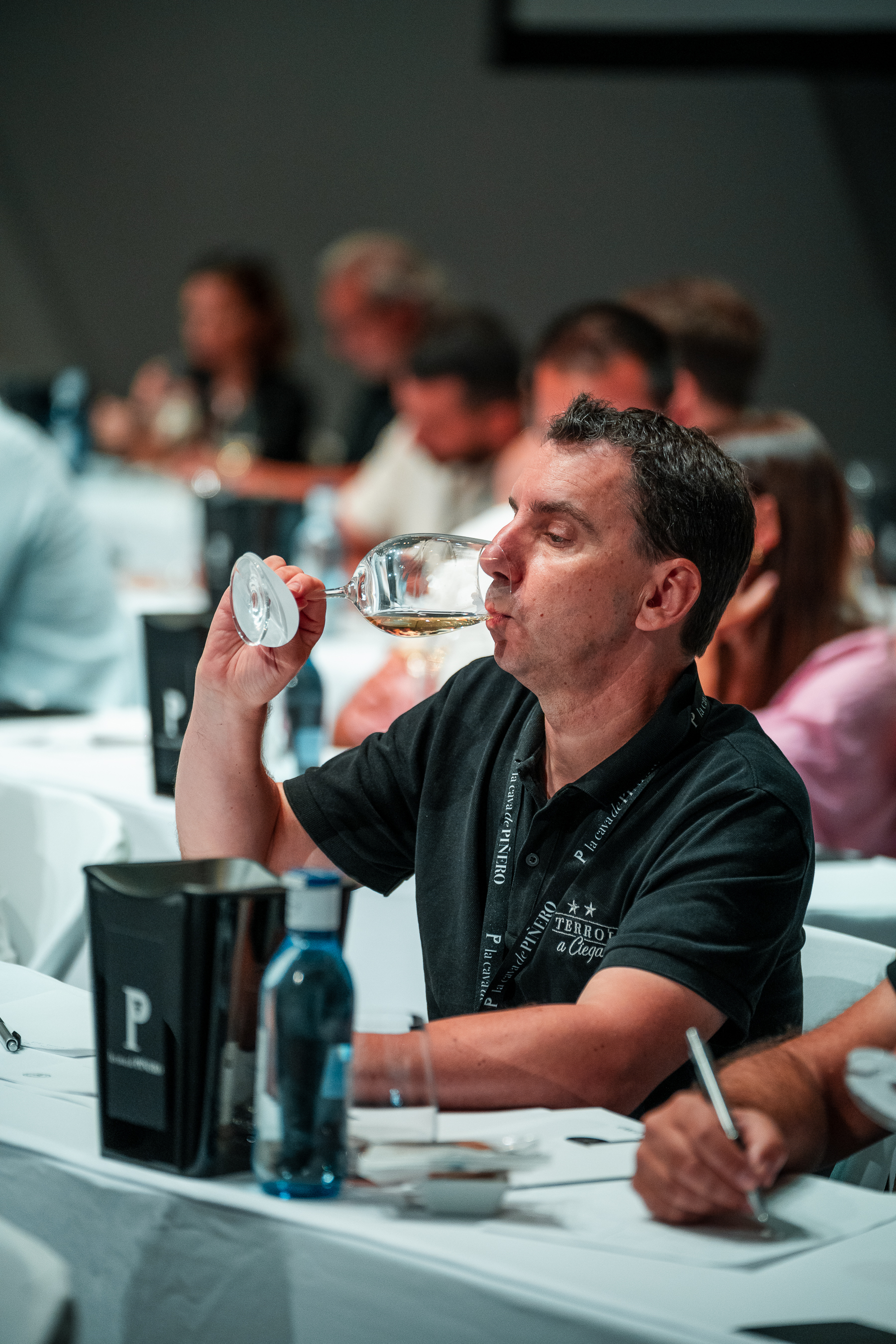 Concursante de la cata por parejas con uno de los vinos del II Canarias Wine Challenge