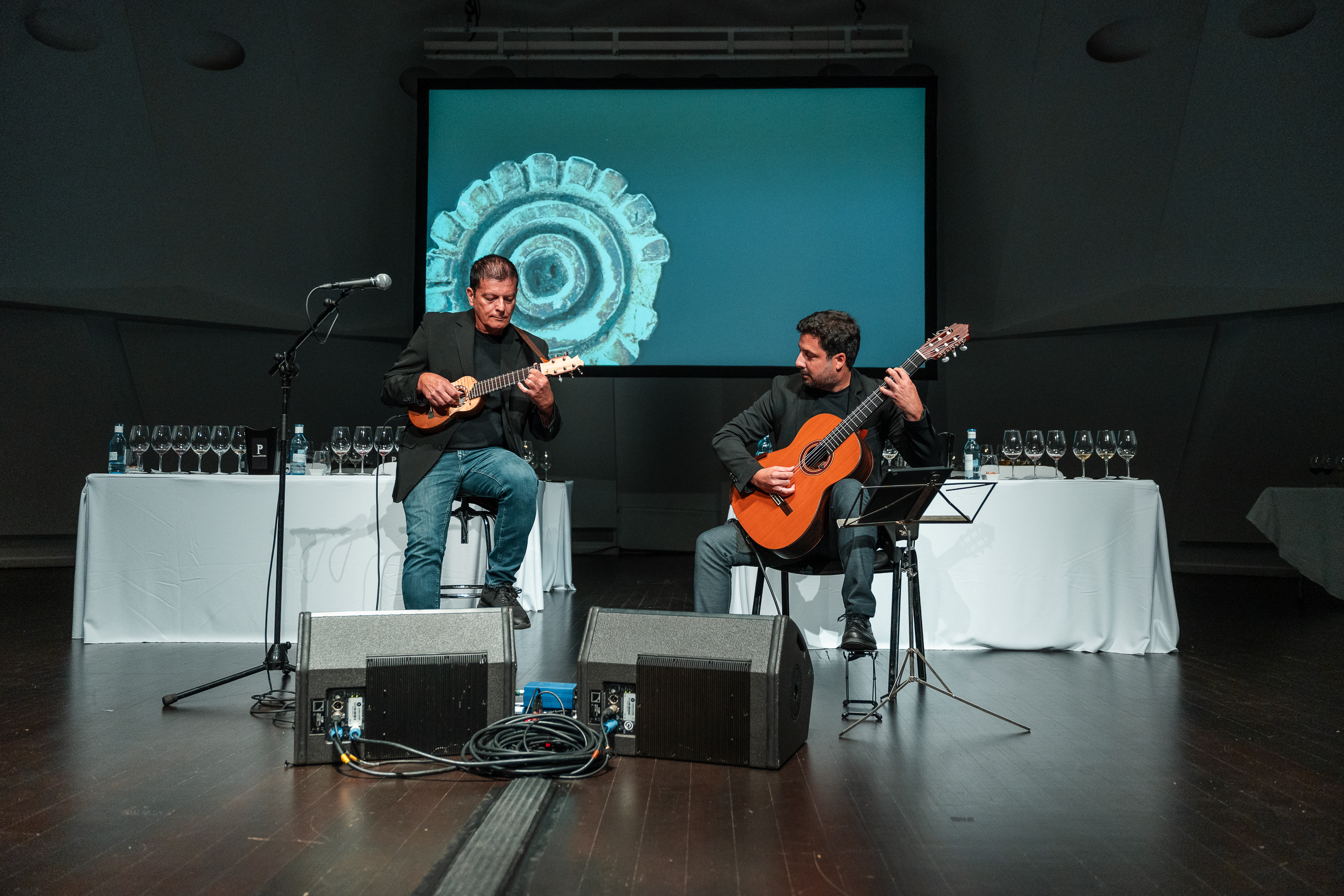 Benito Cabrera, junto a Tomás Fariña a la guitarra en el II Canarias Wine Challenge