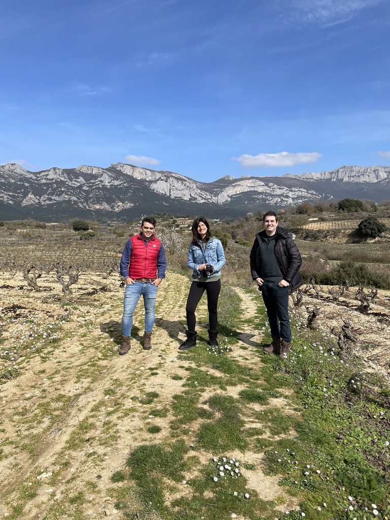 Equipo en la viña bodega Aiurri