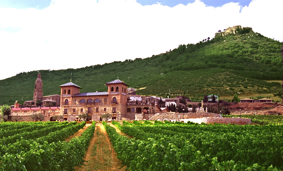 Castillo de Monjardín en primavera